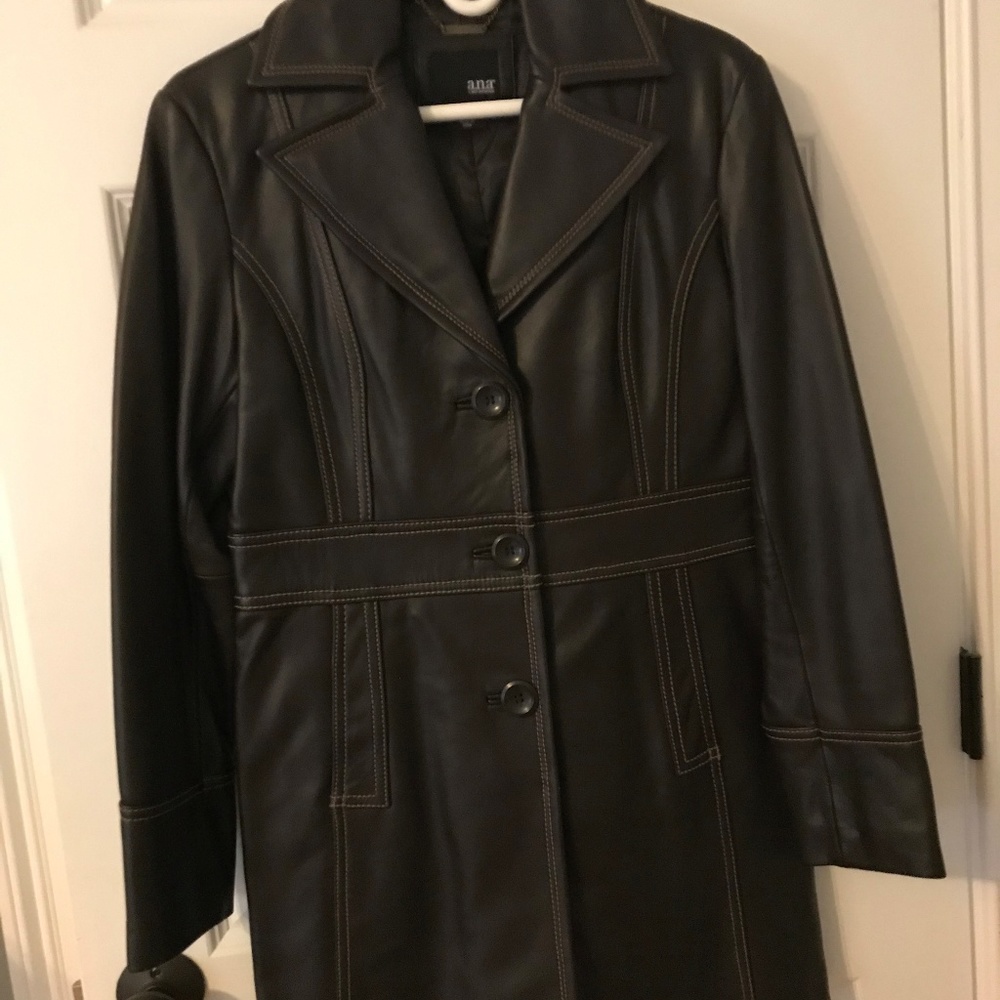 Beautiful brown leather jacket with a funky 70's vibe